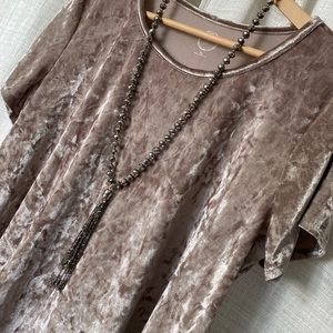 *LAST CHANCE* EUC 😍 Crushed Velvet Tee
